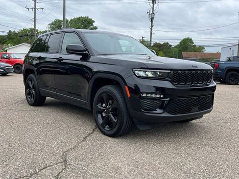 Used 2023 Jeep Grand Cherokee Limited w/ Black Appearance Package AWD/4WD image 7