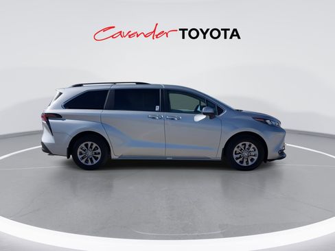 Certified 2025 Toyota Sienna XLE image 9