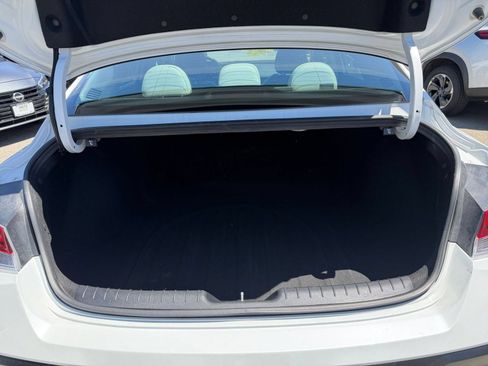Used 2025 Hyundai Elantra Limited FWD image 32