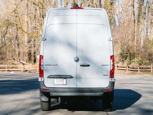 Used 2025 Mercedes-Benz Sprinter 2500 image 5