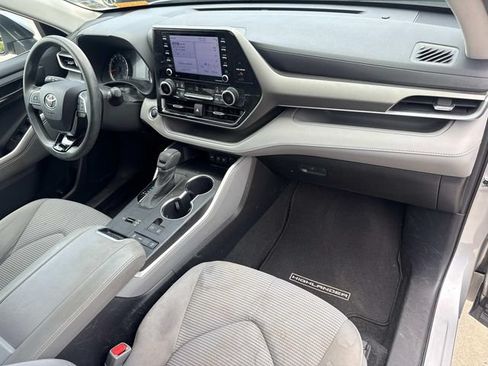 Used 2021 Toyota Highlander L FWD image 17