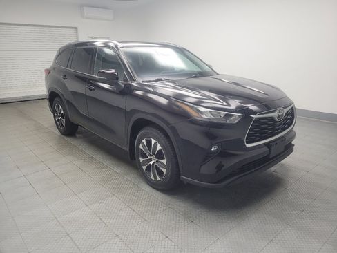 Used 2020 Toyota Highlander XLE AWD/4WD image 11