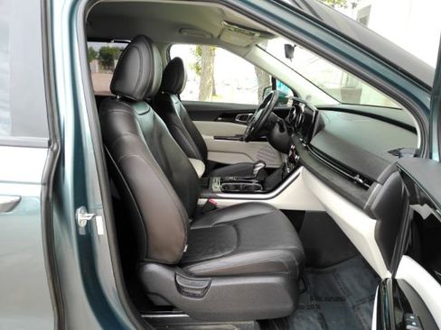 Used 2024 Kia Carnival EX FWD image 25