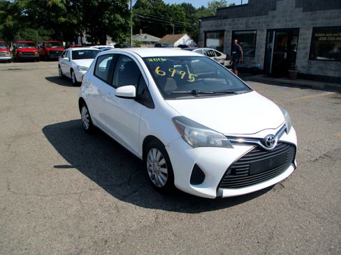 Used 2016 Toyota Yaris L image 1