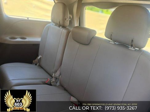 Used 2020 Toyota Sienna XLE Premium FWD image 9