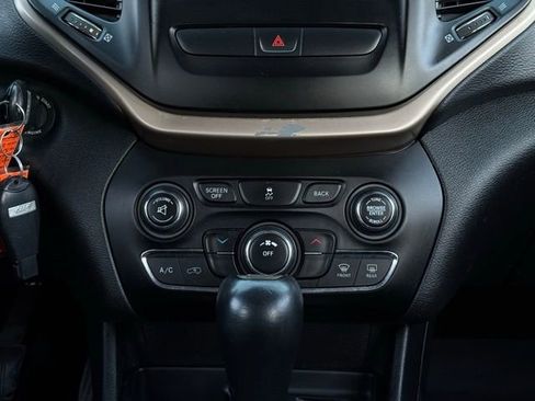 Used 2018 Jeep Cherokee Altitude image 25