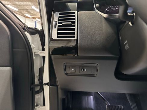 Used 2018 Land Rover Range Rover image 16