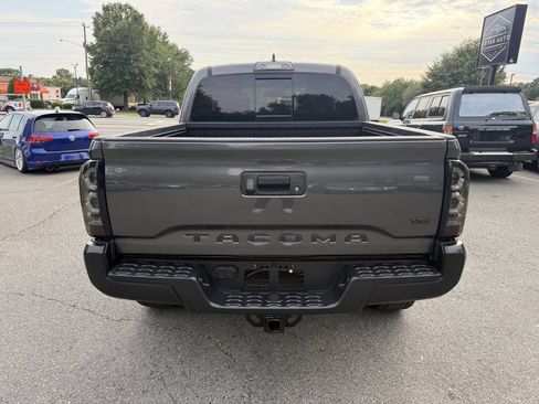 Used 2018 Toyota Tacoma TRD Sport AWD/4WD image 6