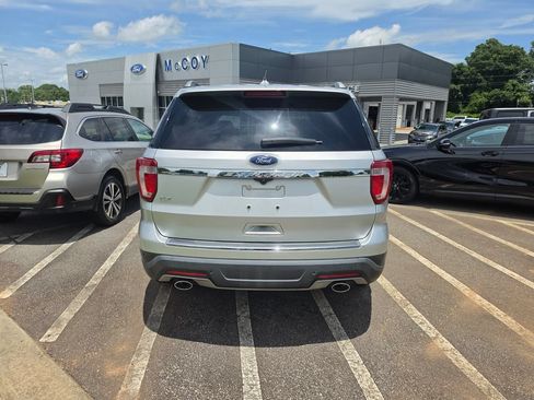 Used 2018 Ford Explorer XLT w/ Equipment Group 202A FWD image 3