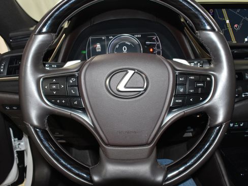 Used 2019 Lexus ES 300h Ultra Luxury w/ Accessory Package FWD image 11