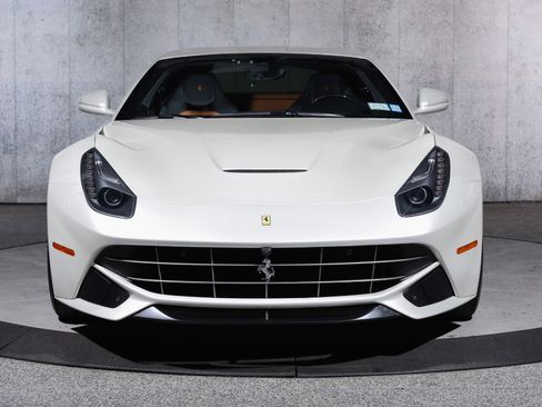 Used 2014 Ferrari F12 Berlinetta RWD image 11
