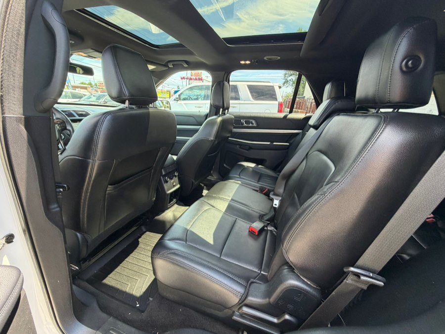 Used 2018 Ford Explorer XLT w/ Equipment Group 202A AWD/4WD image 12