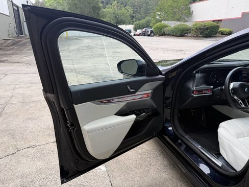 Used 2023 BMW 760i xDrive AWD/4WD image 42
