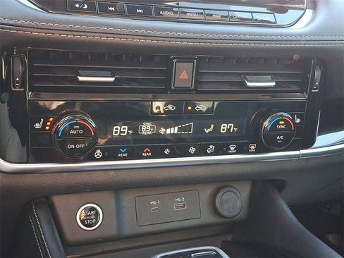 Used 2023 Nissan Rogue SL w/ SL Premium Package image 17