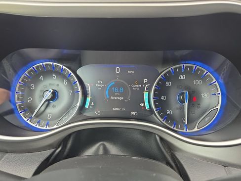 Used 2023 Chrysler Pacifica Touring-L FWD image 16