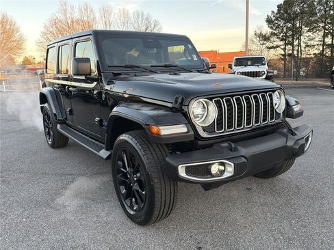 Used 2025 Jeep Wrangler Sahara image 4