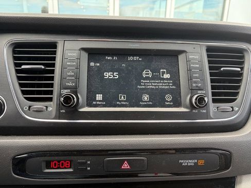 Used 2017 Kia Sedona LX w/ LX Essentials Premium Package image 7