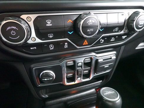 Used 2023 Jeep Gladiator Overland AWD/4WD image 17