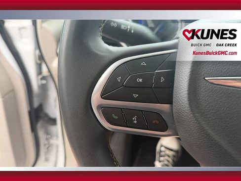 Used 2024 Chrysler Pacifica Touring-L FWD image 17