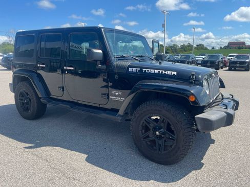 Used 2017 Jeep Wrangler Unlimited Sahara AWD/4WD image 3