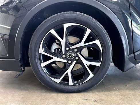 Used 2018 Toyota C-HR XLE FWD image 32