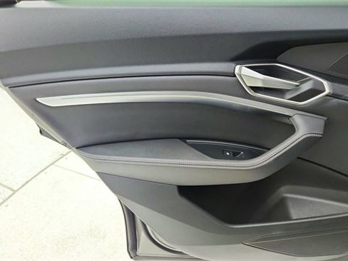 Used 2024 Audi Q8 e-tron Premium image 31