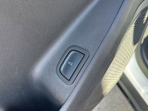 Used 2025 Chevrolet Traverse LT image 19