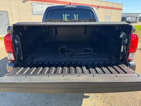 Certified 2022 Toyota Tacoma SR5 AWD/4WD image 19