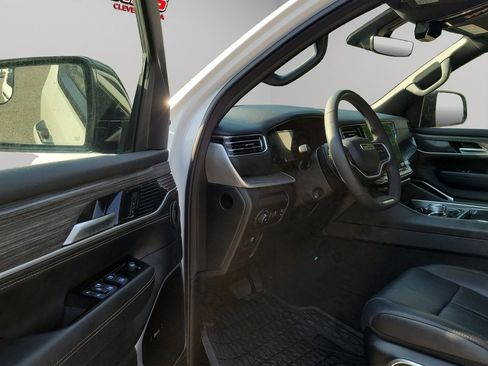 Used 2024 Jeep Wagoneer Series III w/ Premium Group I AWD/4WD image 3