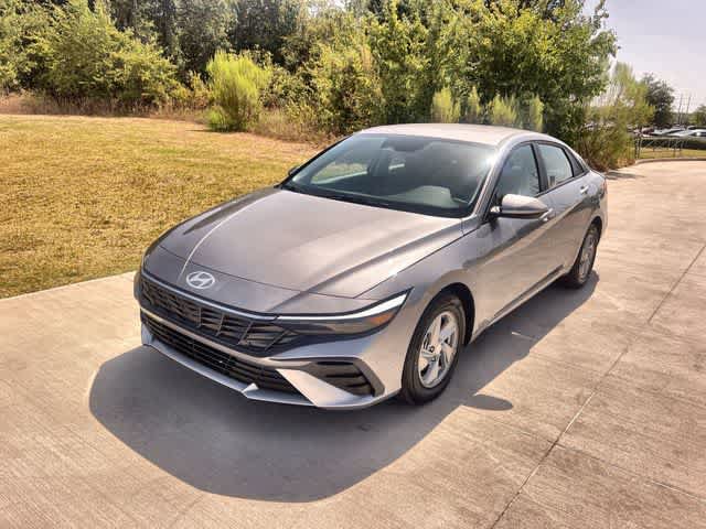 Used 2026 Hyundai Elantra SE FWD image 2