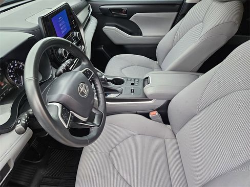 Used 2023 Toyota Highlander LE image 10