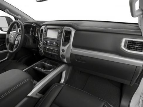 Used 2017 Nissan Titan PRO-4X w/ Pro-4x Convenience Package image 19