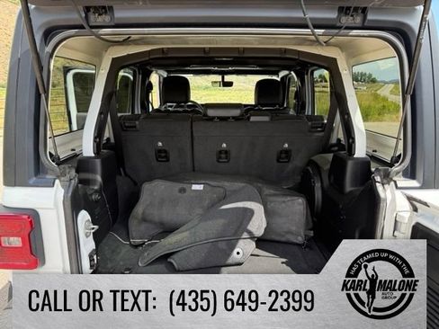 Used 2023 Jeep Wrangler Unlimited Sahara AWD/4WD image 32