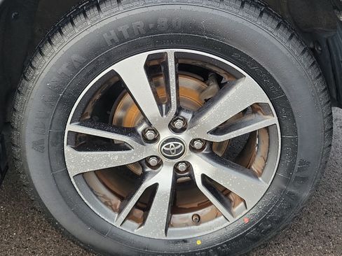 Used 2018 Toyota RAV4 XLE FWD image 12