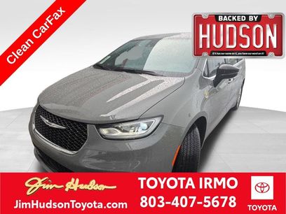 Used 2025 Chrysler Pacifica Select