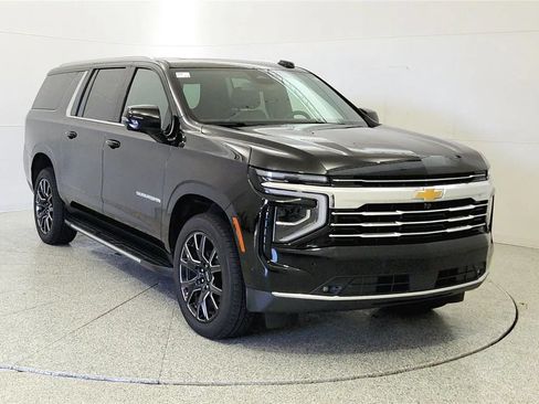 Used 2025 Chevrolet Suburban LT w/ Comfort Package AWD/4WD image 3
