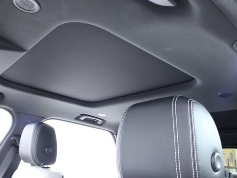 Used 2023 Land Rover Discovery S R-Dynamic image 30