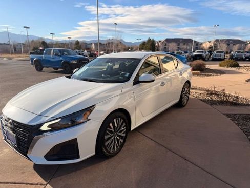Used 2023 Nissan Altima 2.5 SV FWD image 3