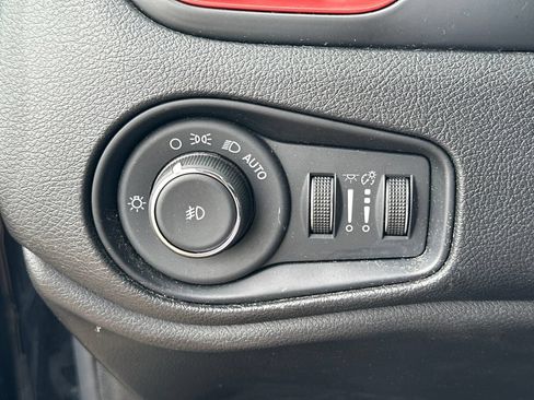 Used 2017 Jeep Renegade Trailhawk w/ Premium Trailhawk Package AWD/4WD image 18