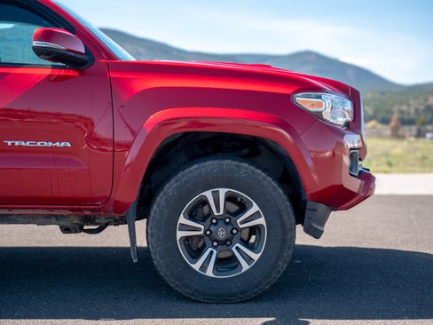 Used 2017 Toyota Tacoma TRD Sport image 7