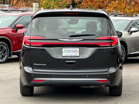 Used 2024 Chrysler Pacifica Touring-L image 7
