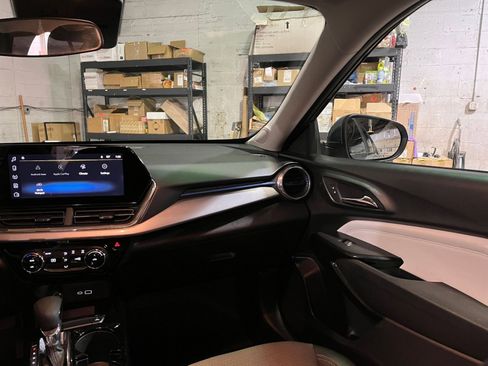 Used 2025 Chevrolet Trax LT image 34