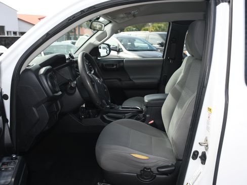 Used 2017 Toyota Tacoma SR image 7