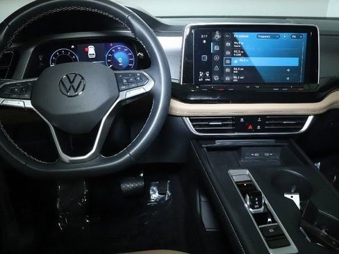 Used 2025 Volkswagen Atlas Cross Sport SE image 27