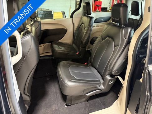 Used 2023 Chrysler Pacifica Touring-L AWD/4WD image 22