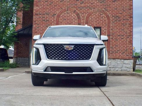 Used 2025 Cadillac Escalade Premium Luxury AWD/4WD image 2
