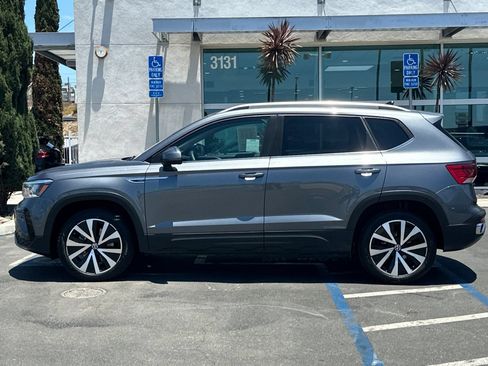 Used 2023 Volkswagen Taos SE w/ Panoramic Sunroof Package FWD image 7