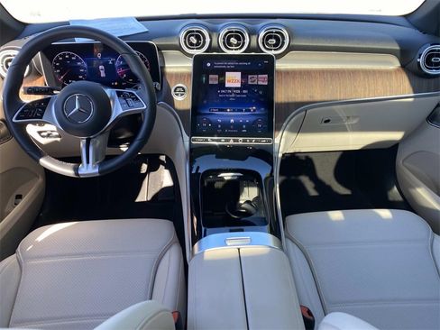 Used 2025 Mercedes-Benz GLC 300 image 27