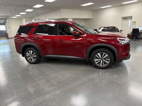 Used 2023 Nissan Pathfinder SL AWD/4WD image 8