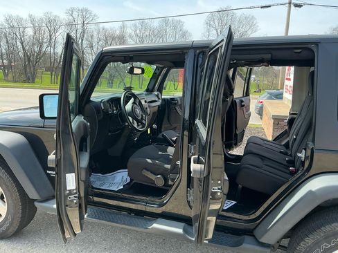 Used 2013 Jeep Wrangler Unlimited Sport image 9